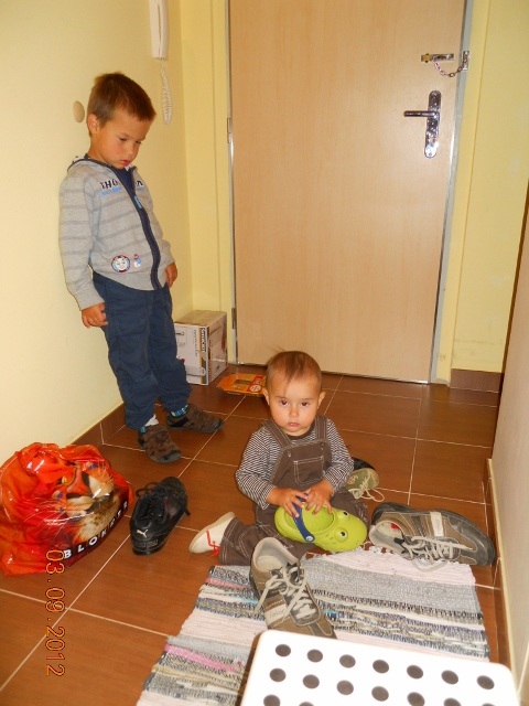 "Mami já jdu do školky? Juchůůů! Jdemeee" .....čas: 3.9. v 6,45h....scela samostatná jednotka před odchodem:-) 