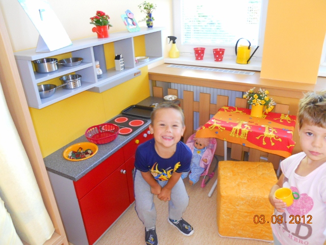 DSCN0220 (640x480)Štěpánku já si tě vyfotím na památku. První fotka ze školky Jeho výraz odpovídá realitě:-)