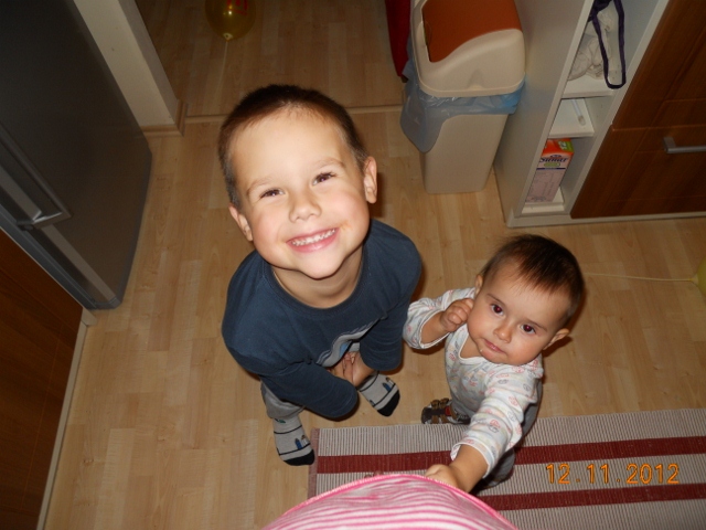 kluci loudí mňamky. Vojta velmi rychle pochopil jak to chodí a kam se chodí loudit:-)