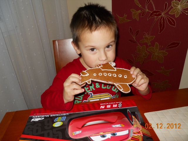 a další perníček...tentokrát jim táta udělal letadla, dokonce je i sám nazdobil!