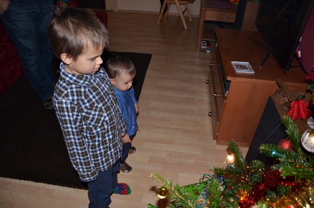 takhle si stoupli sami a někdo řekl, že stojí jakoby čůrali, myslím, že to byl můj děda